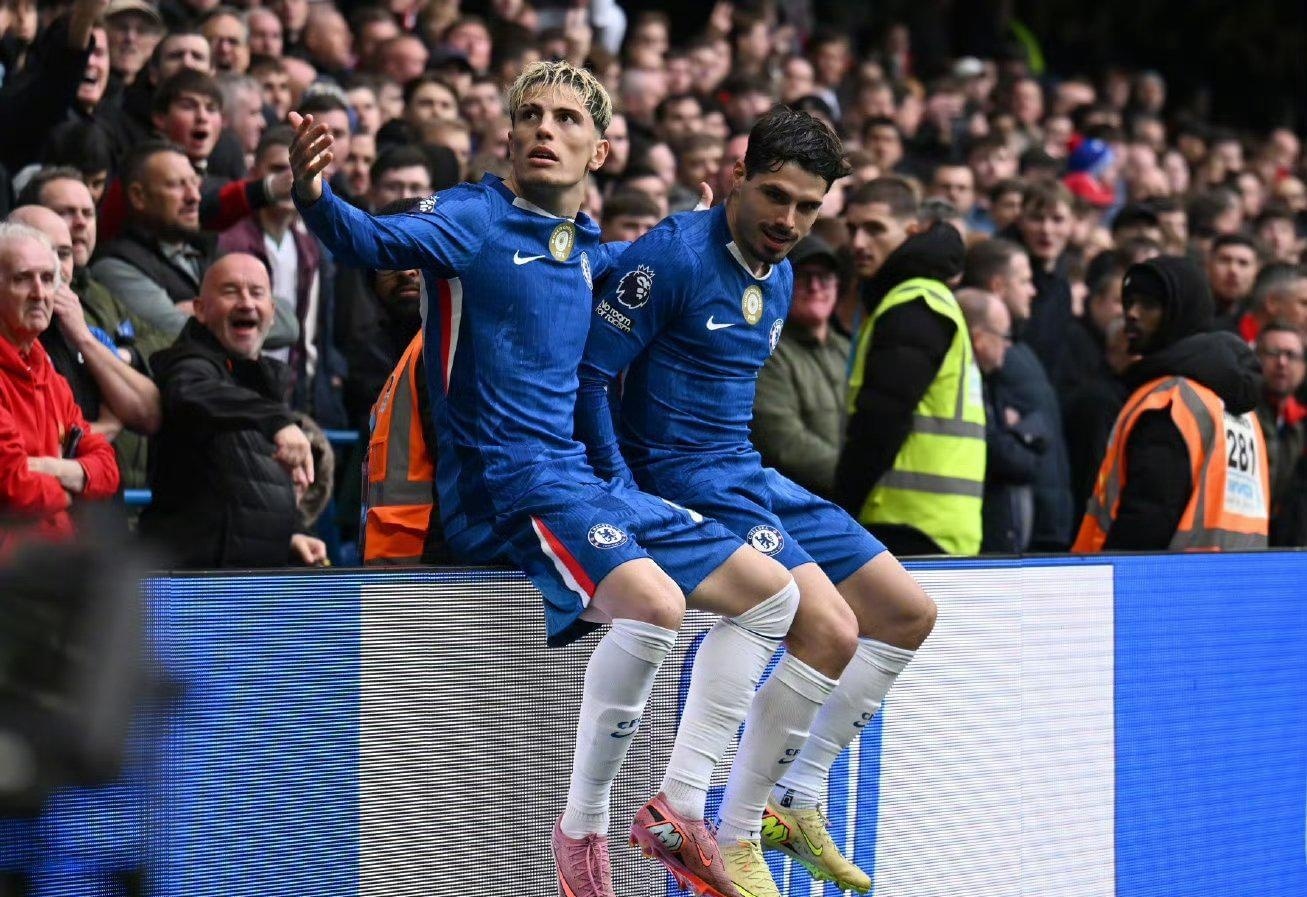 曼联旧将梅开二度：欧冠导演逆袭好戏，20场造17球太犀利（前曼联球员双响助欧冠逆袭，20战造17球火力爆棚）