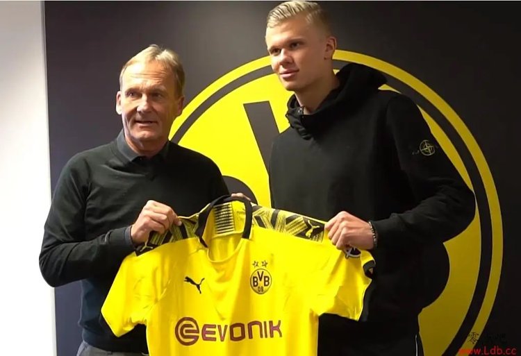 本泽马评选历史最佳阵容：（本泽马公布心目中历史最佳阵容）