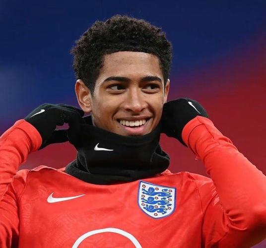 TA：球员版长袖球衣全面回归，实现从性能到美学的个性表达（TA：球员版长袖战袍回归，从性能到美学全面释放个性）