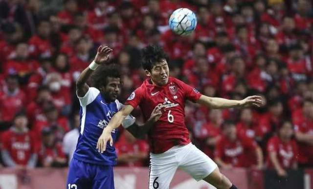 被球迷喷得退出国家队的吴曦，其实是郑智后最强后腰，场上也很拼（因球迷质疑一度退出国足的吴曦，其实是郑智之后最强后腰，场上拼劲十足）