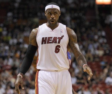 弗拉格砍下35分8篮板，莱昂纳德贡献30分，独行侠客场险胜快船（独行侠客场险胜快船：弗拉格35分8篮板，莱昂纳德砍下30分）