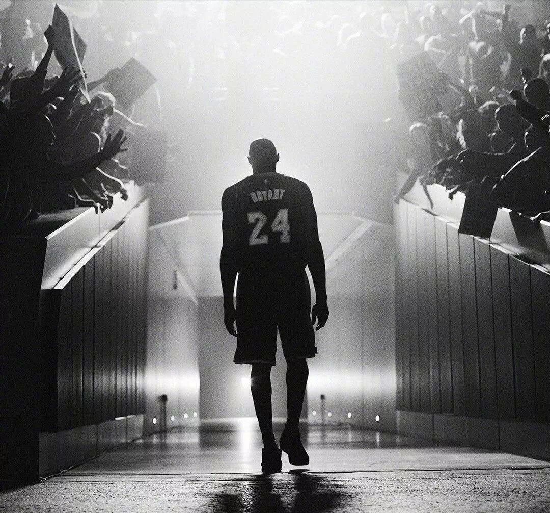 感谢恩师，出自崇明基地的海港球员将奖牌挂在徐根宝脖子上（海港球员将奖牌挂在徐根宝颈间，致谢崇明恩师）