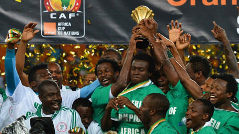 球队集体围着他庆祝太治愈（全队围着他庆祝，暖心又治愈）