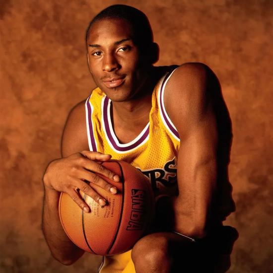 曼联迎战西汉姆联：德利赫特缺阵，阿莫林调整阵容（曼联战西汉姆联：德利赫特无缘出场，阿莫林调整首发）