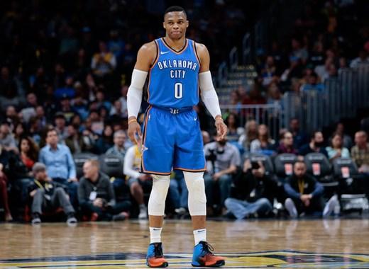 11助攻0失误！詹姆斯本赛季第二次助攻上双且失误不超1次（詹姆斯11助攻零失误，本季第二次助攻上双且失误不超过1次）