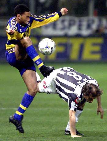 旗下球队乌拉圭第四级别联赛夺冠并升级，梅西、苏牙晒图祝贺（旗下球队夺得乌拉圭第四级联赛冠军并成功升级，梅西与苏亚雷斯晒照祝贺）